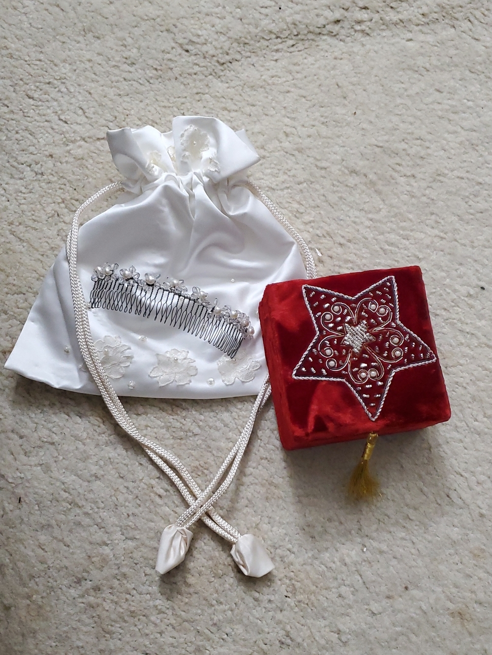 VINTAGE Pearl Hair Comb, Vivien Bridal Inc. White Satin Bag/Red Velvet Case